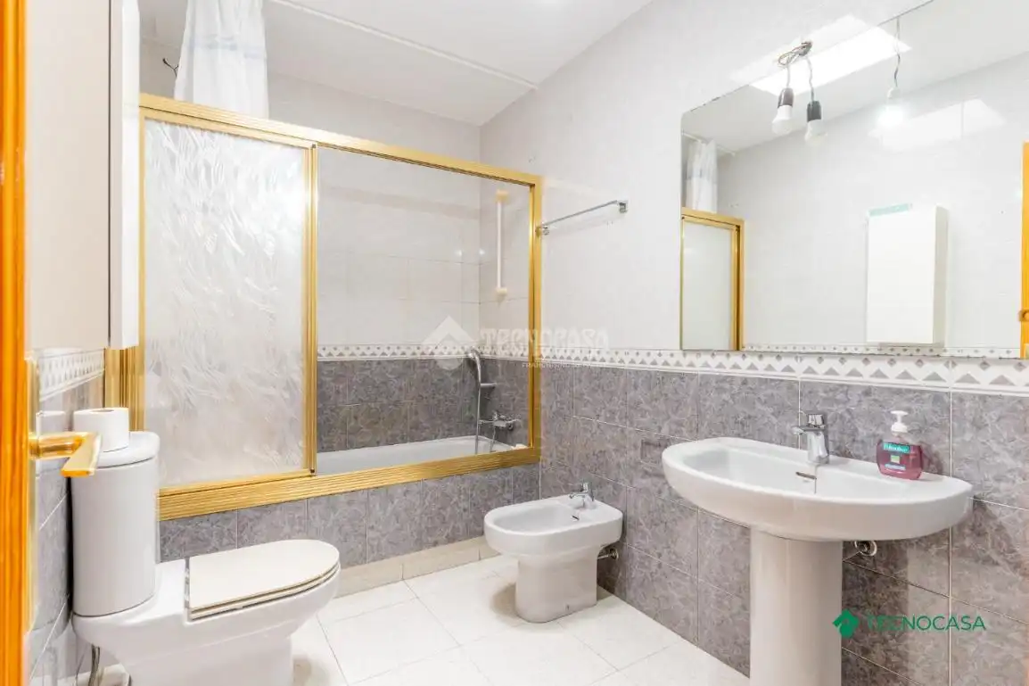 Baño de Piso en venta en Roquetas de Mar con Aire acondicionado, Terraza y Balcón
