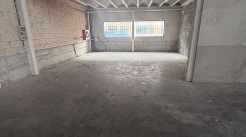 POLÍGONO EL JUNCALALBELDA. Nave de 467 m2 En esquina con puerta automática, 90m2 de entreplanta. Instalaciones de alumbrado y fuer