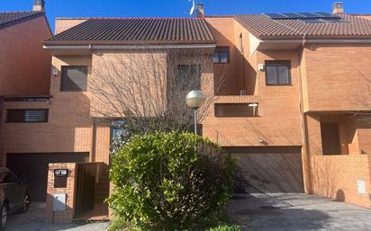 Vista exterior de Casa adosada de lloguer en Las Rozas de Madrid amb Aire condicionat, Calefacció i Jardí privat