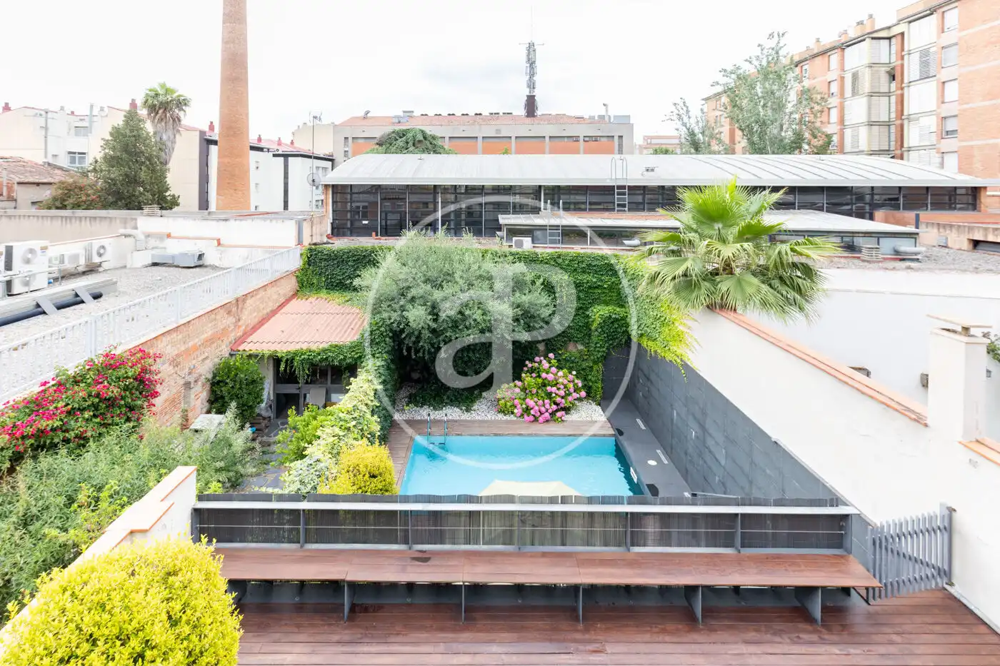 Piscina de Casa adosada en venda en Sabadell amb Aire condicionat, Calefacció i Jardí privat