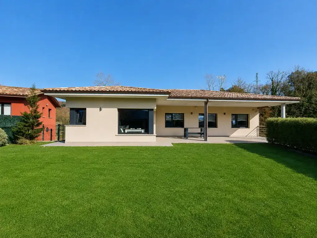 Vista exterior de Casa o xalet en venda en Llanes amb Calefacció, Jardí privat i Terrassa