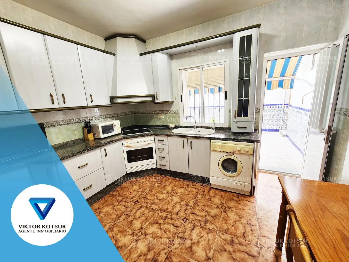 Cocina de Casa adosada en venta en Roquetas de Mar con Aire acondicionado, Terraza y Trastero