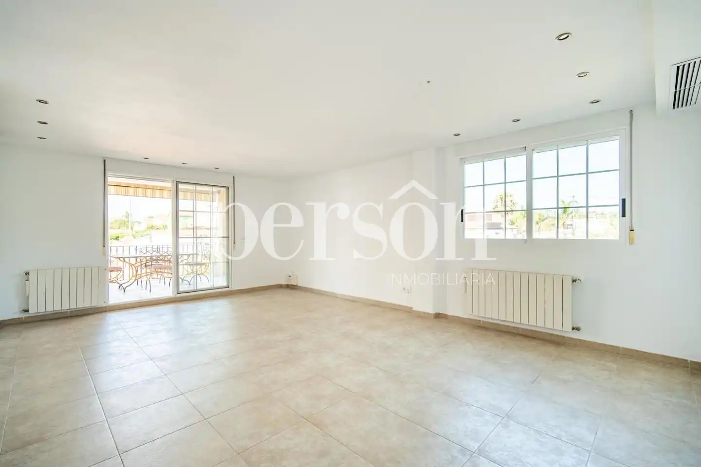 Dormitori de Casa o xalet en venda en La Pobla de Vallbona amb Aire condicionat, Calefacció i Jardí privat