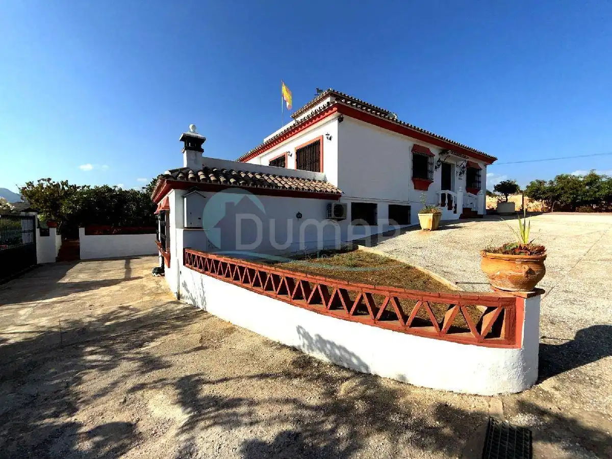 Vista exterior de Casa o chalet en venta en Marbella con Piscina y Piscina comunitaria