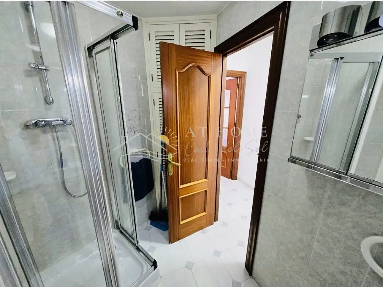 Baño de Apartamento en venta en Nerja con Terraza y Horno