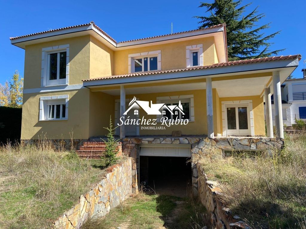 Vista exterior de Casa o xalet en venda en Las Navas del Marqués  amb Jardí privat i Traster