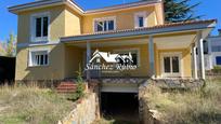 Exterior view of House or chalet for sale in Las Navas del Marqués   with Private garden and Storage room