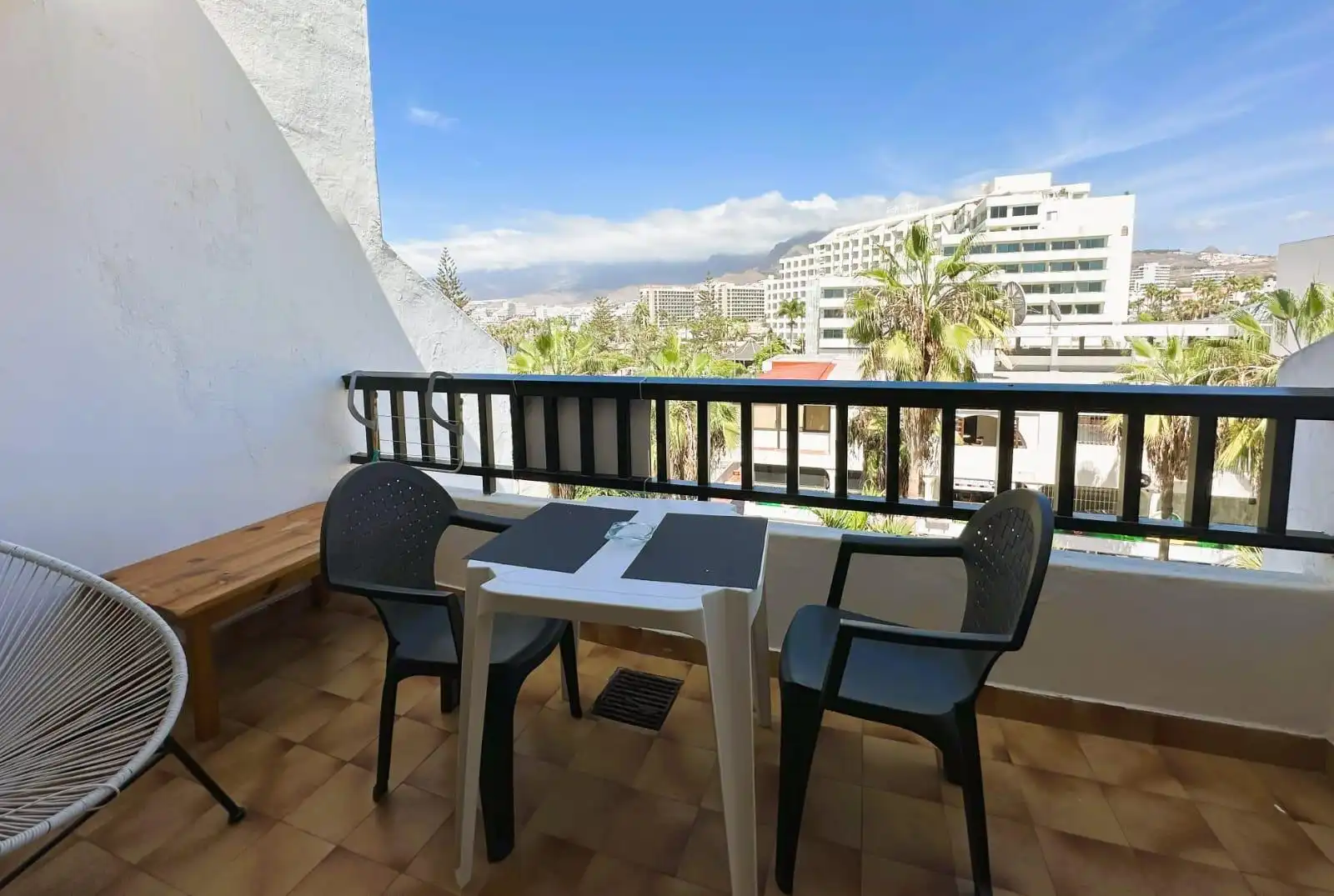 Vista exterior de Àtic en venda en Arona amb Aire condicionat, Jardí privat i Terrassa