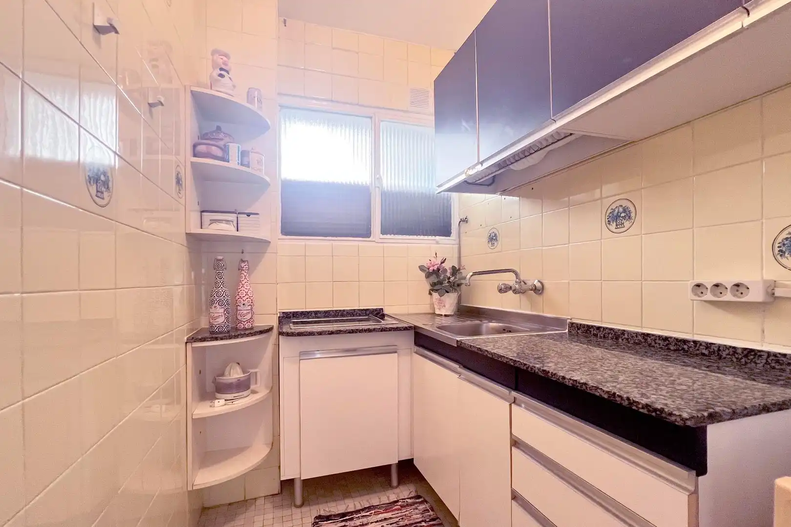 Piso en venta en Calle CIUDAD DE PORCUNA, La Carihuela - Los Nidos