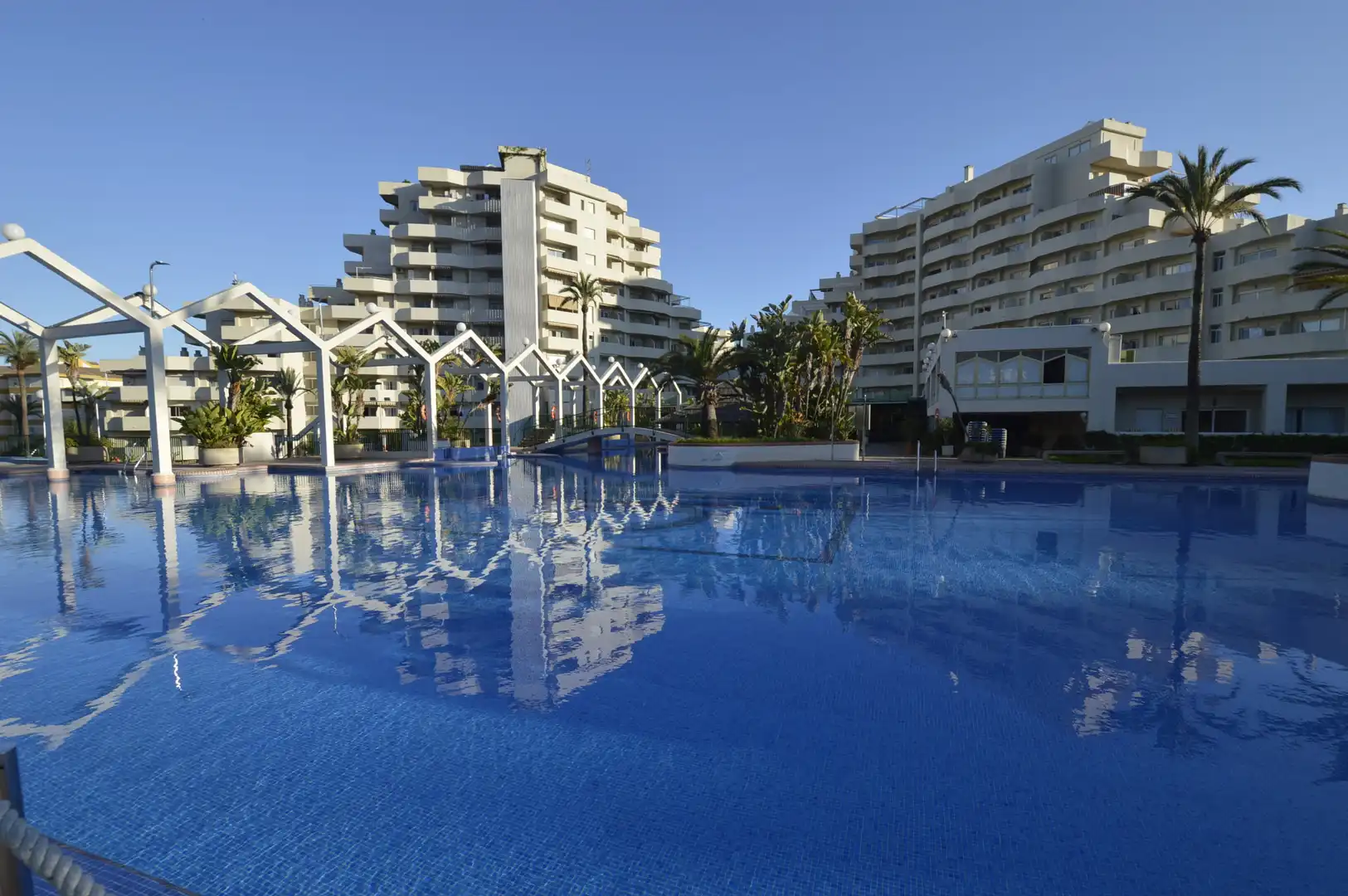 Piscina de Apartament en venda en Benalmádena amb Aire condicionat, Terrassa i Moblat