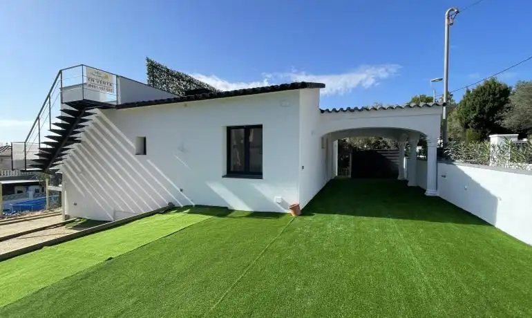 Vista exterior de Casa o xalet en venda en Roses amb Calefacció, Jardí privat i Terrassa
