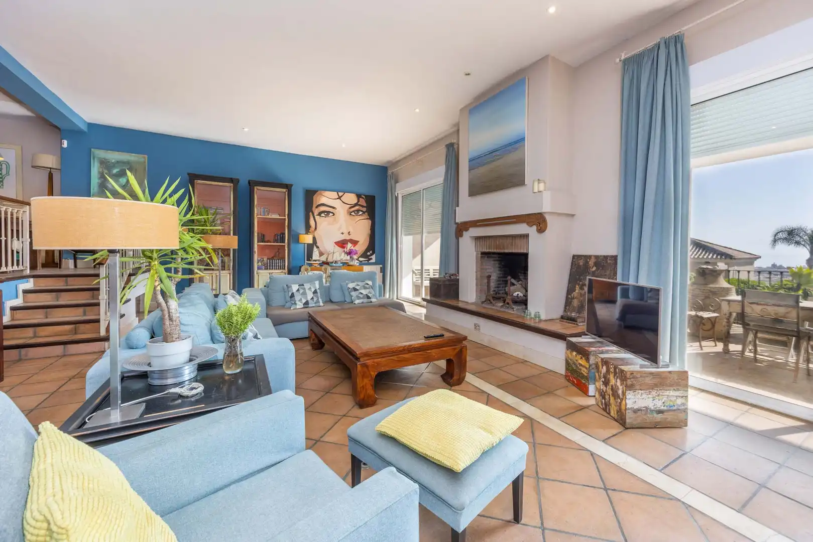 Sala d'estar de Casa o xalet en venda en Manilva amb Jardí privat, Terrassa i Traster