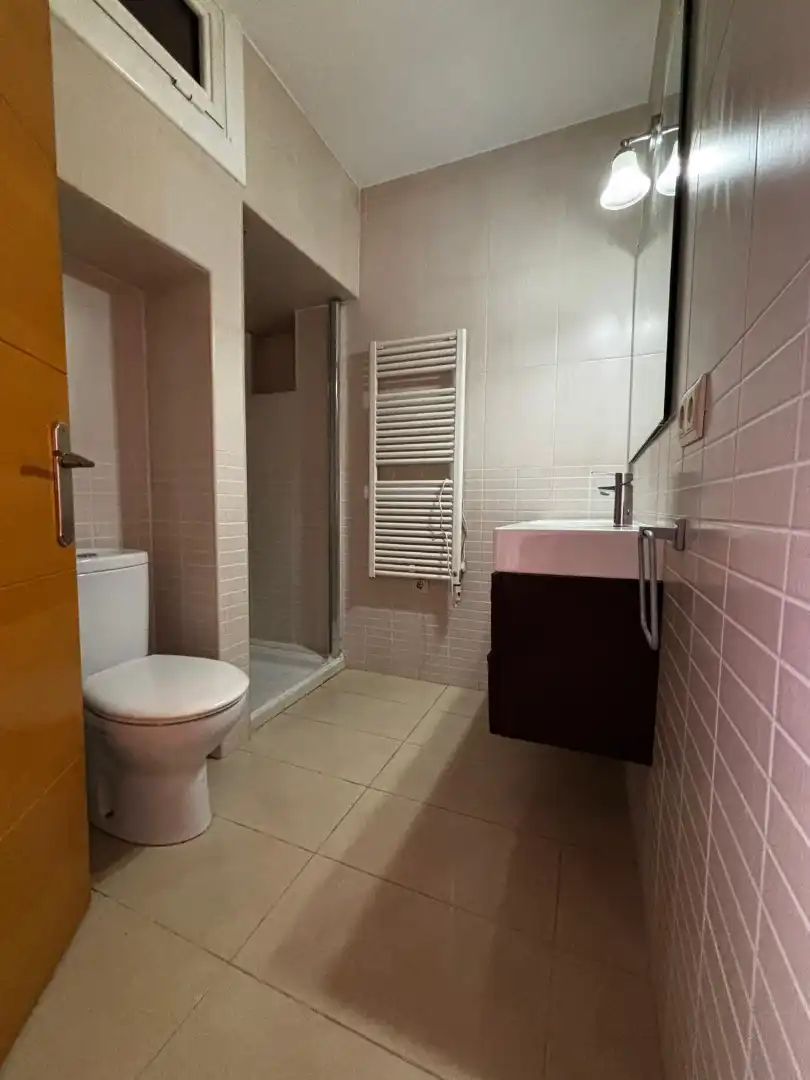 Badezimmer von Erdgeschoss zum Verkauf in Badalona mit Klimaanlage, Heizung und Parkett