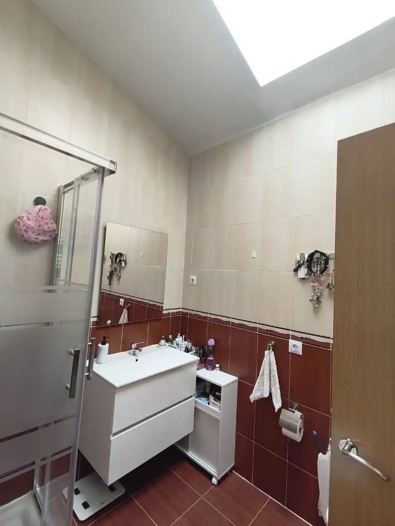 Badezimmer von Einfamilien-Reihenhaus zum Verkauf in Casarrubios del Monte mit Klimaanlage, Heizung und Privatgarten