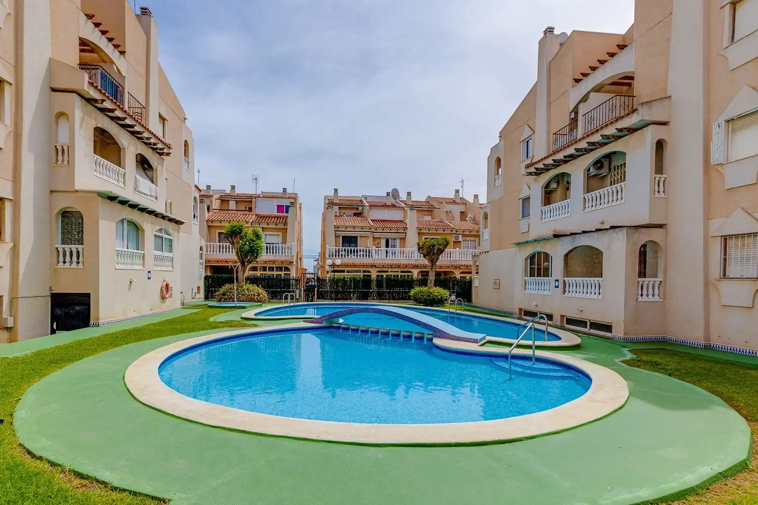 Schwimmbecken von Einfamilien-Reihenhaus zum Verkauf in Torrevieja mit Terrasse, Balkon und Gemeinschaftspool