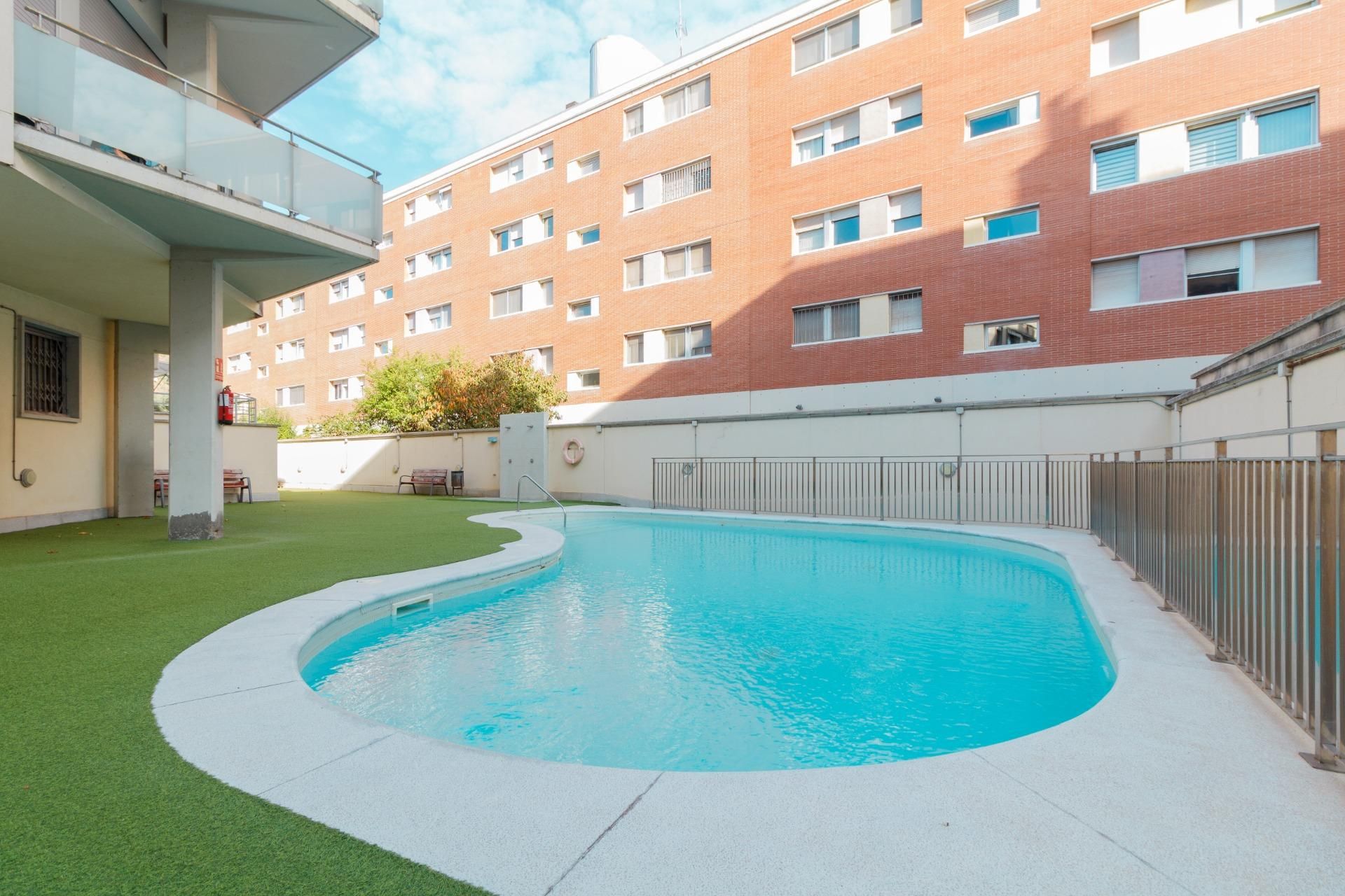 Piscina de Planta baixa en venda en Viladecans amb Jardí privat, Terrassa i Piscina comunitària