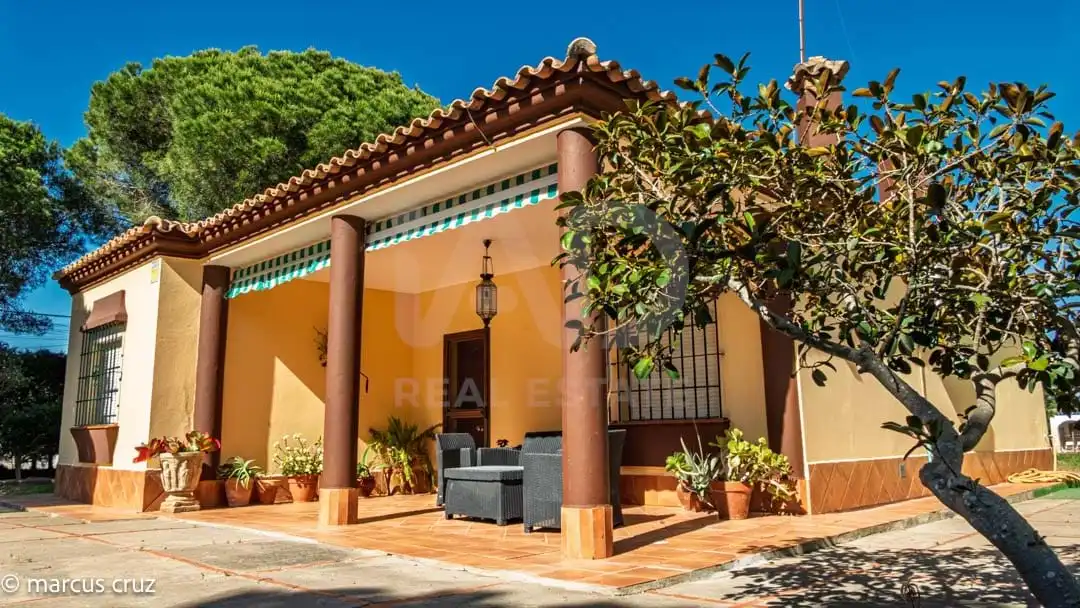 Vista exterior de Casa o xalet en venda en Chiclana de la Frontera amb Aire condicionat