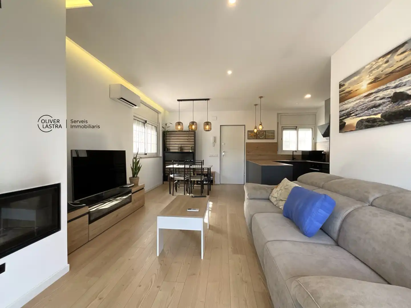 Sala de estar de Casa o chalet en venta en Corbera de Llobregat con Aire acondicionado, Jardín privado y Parquet