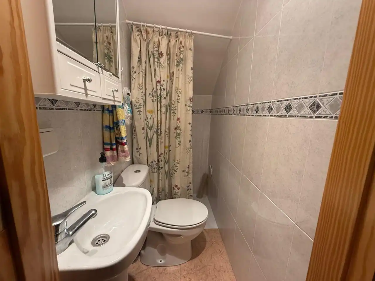 Badezimmer von Einfamilien-Reihenhaus zum Verkauf in Taberno mit Möbliert