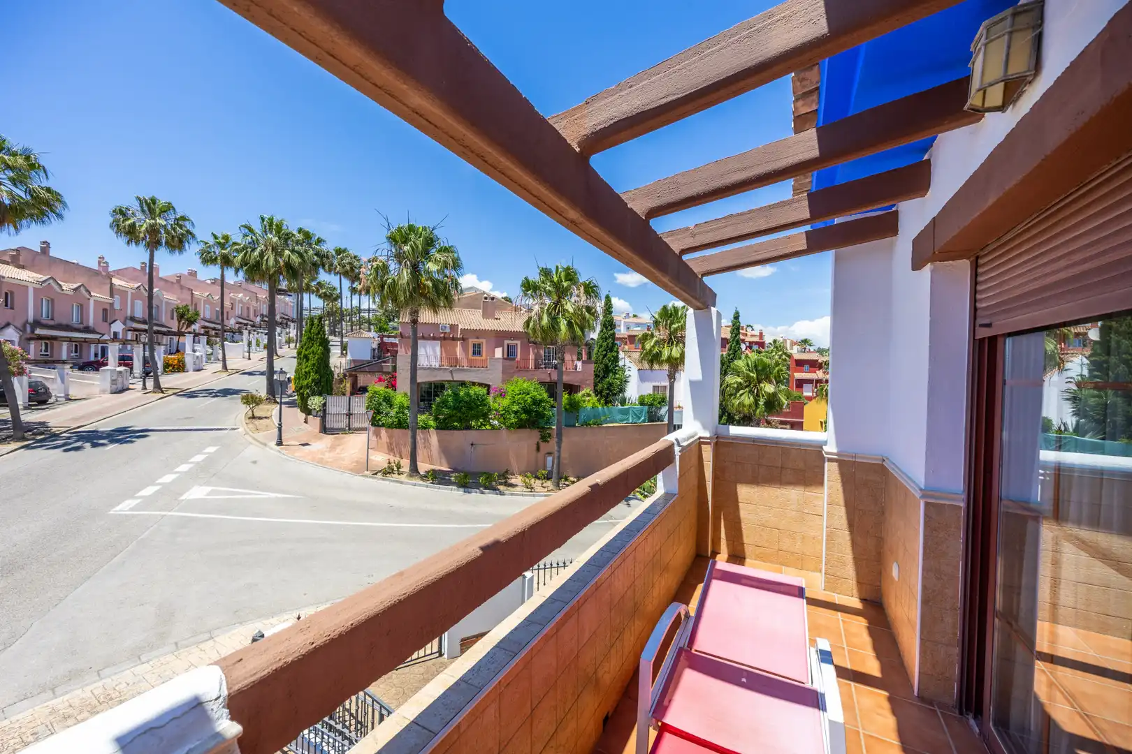Vista exterior de Casa adosada en venda en La Alcaidesa amb Aire condicionat, Jardí privat i Terrassa