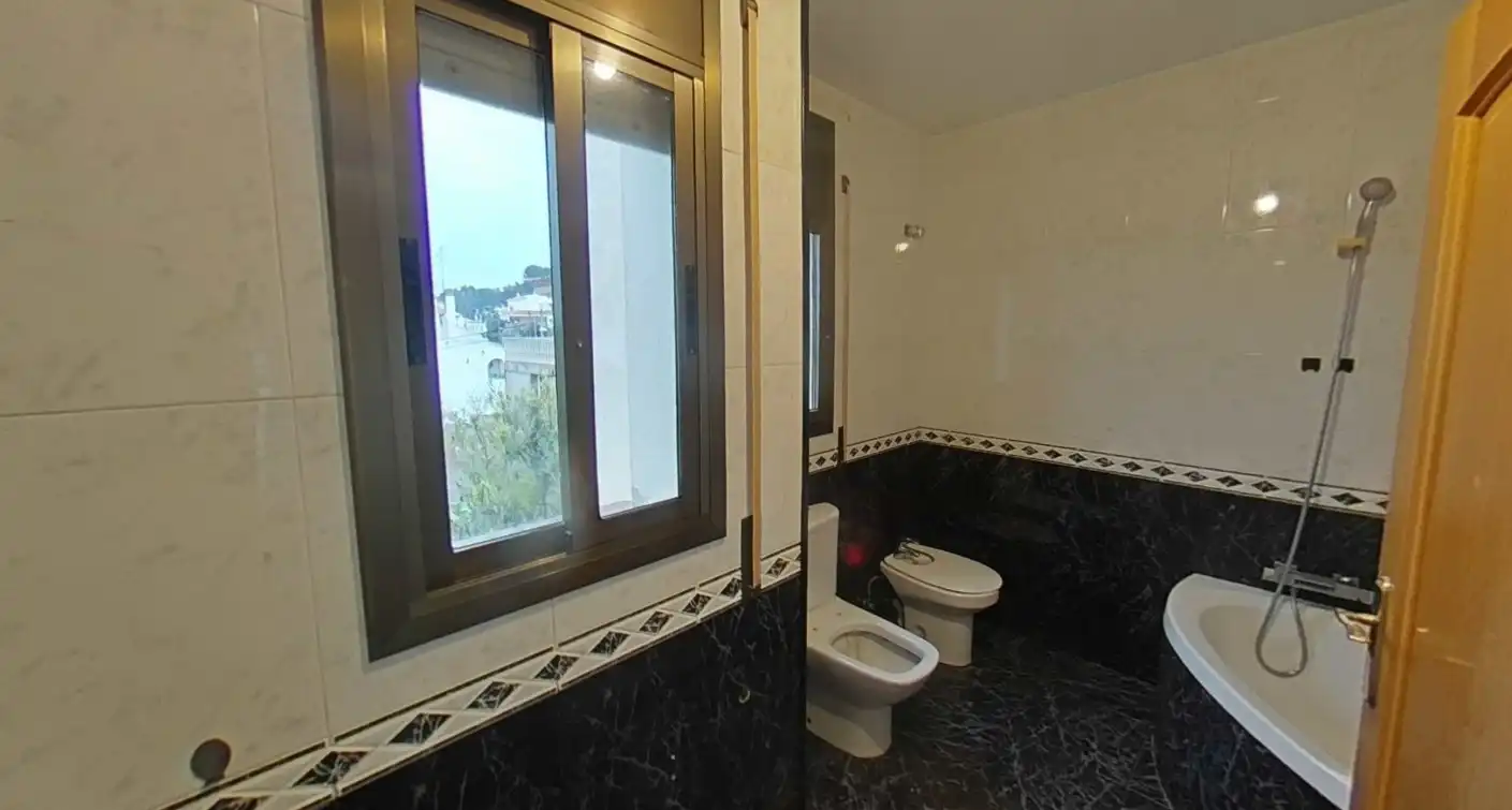 Baño de Casa o chalet en venta en Creixell con Jardín privado, Terraza y Alarma