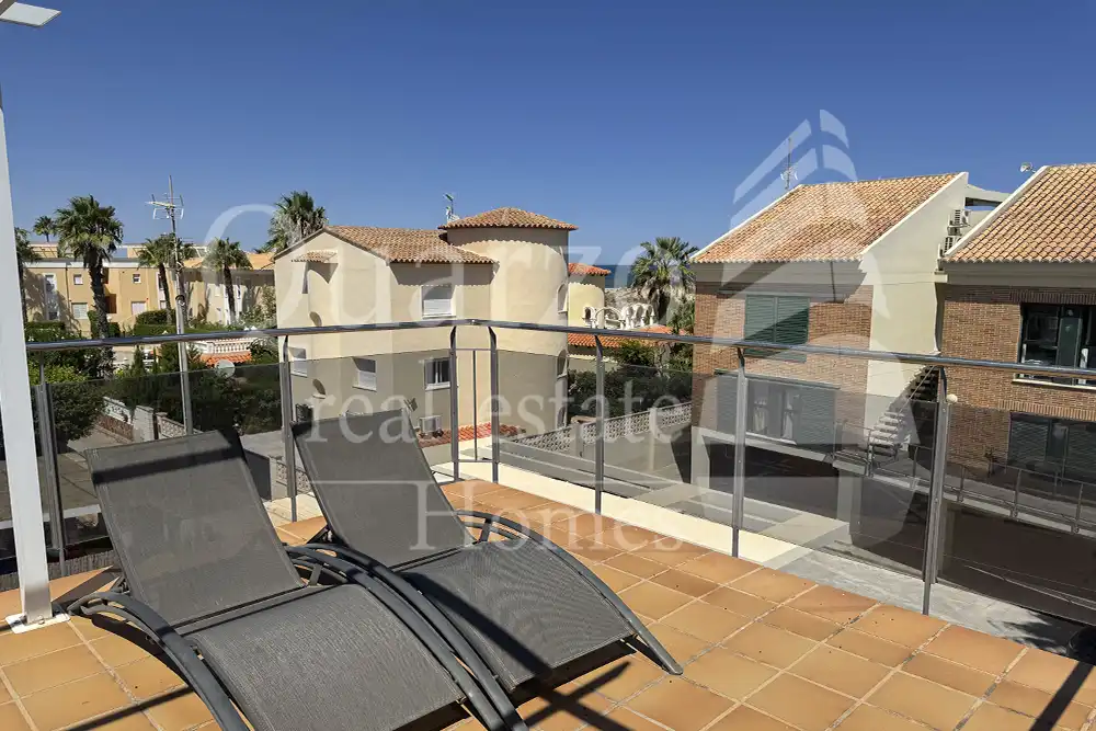 Terrasse von Maisonette zum Verkauf in Oliva mit Klimaanlage, Terrasse und Möbliert