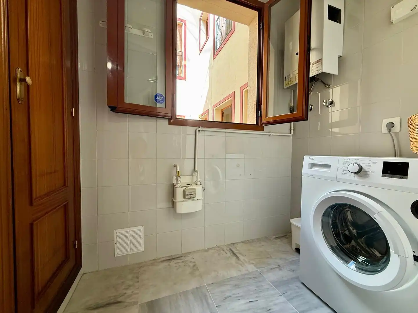 Bathroom of Flat for rent in Sevilla  with Air Conditioner, Heating and Furnished