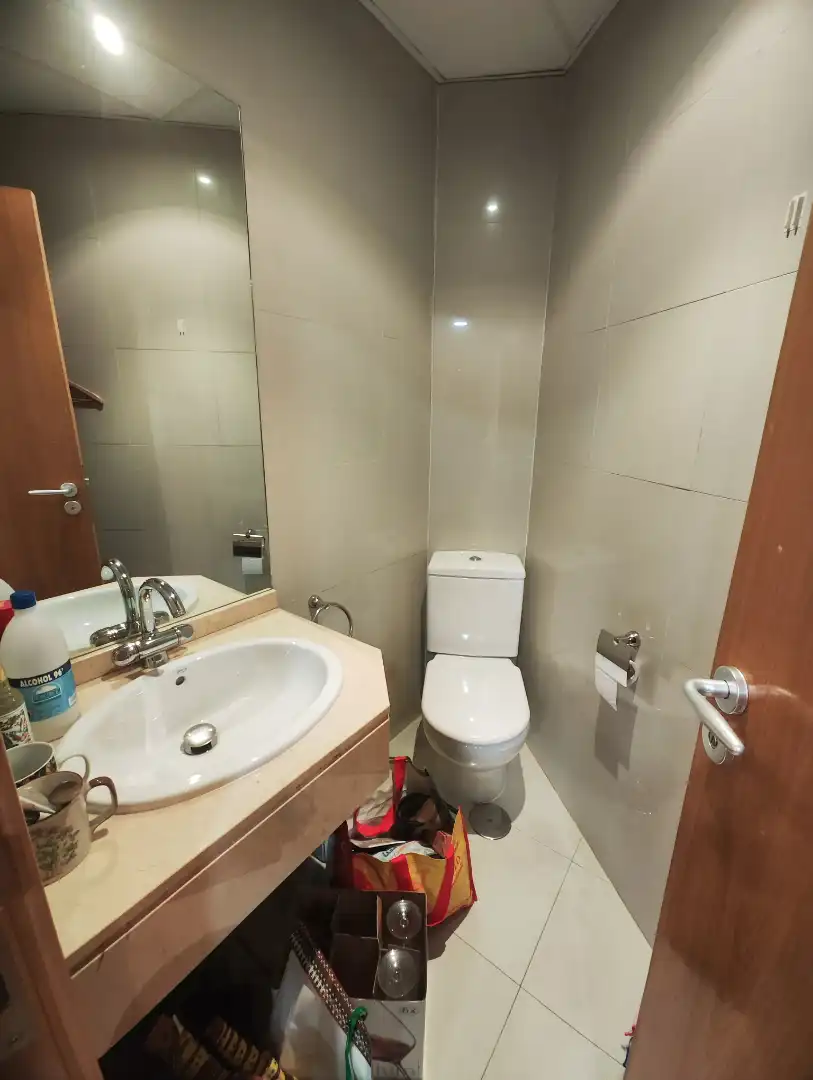 Badezimmer von Geschaftsraum zum Verkauf in Santiago de Compostela  mit Heizung, Parkett und Möbliert