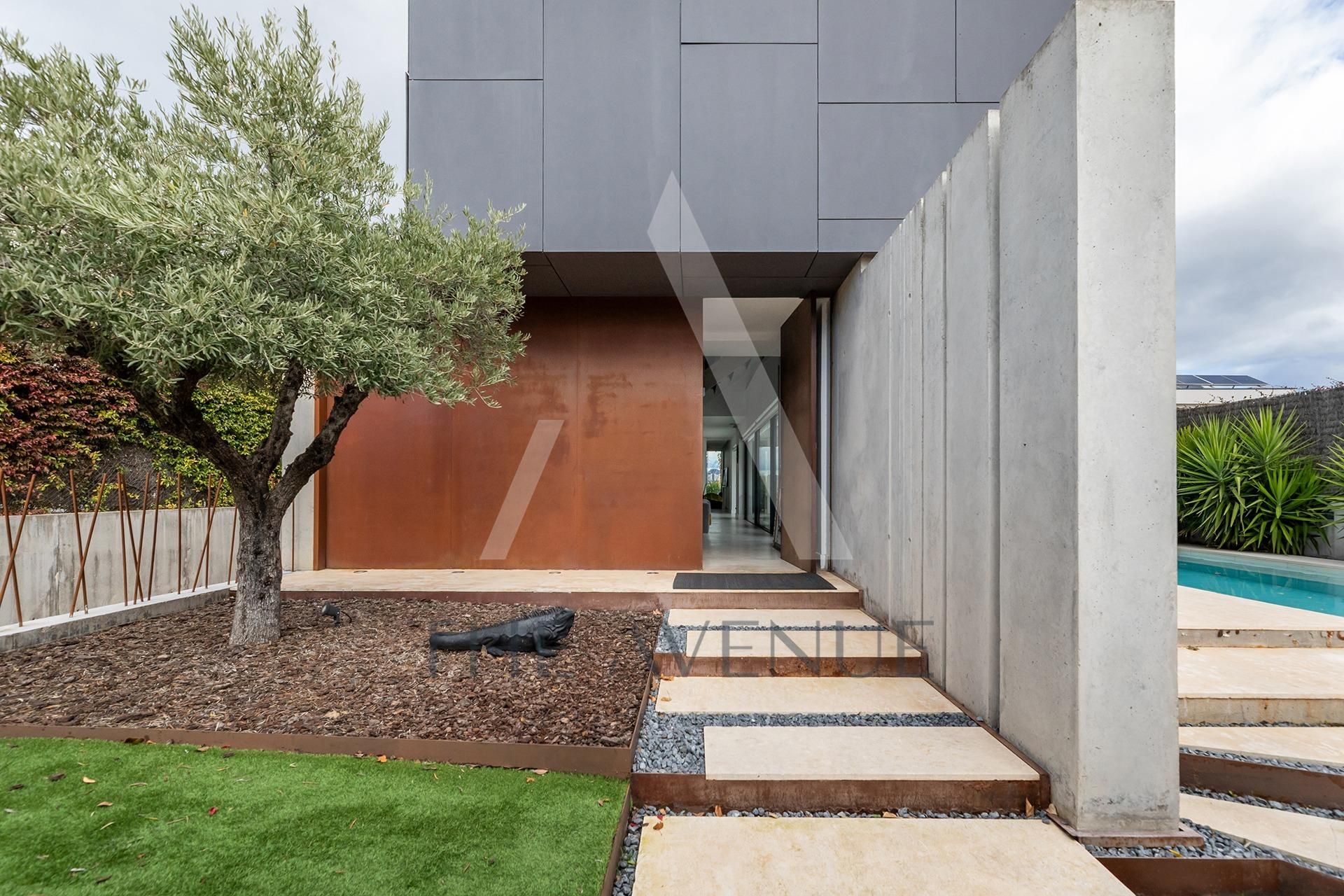 Vista exterior de Casa o chalet en venta en Boadilla del Monte con Jardín privado, Terraza y Piscina