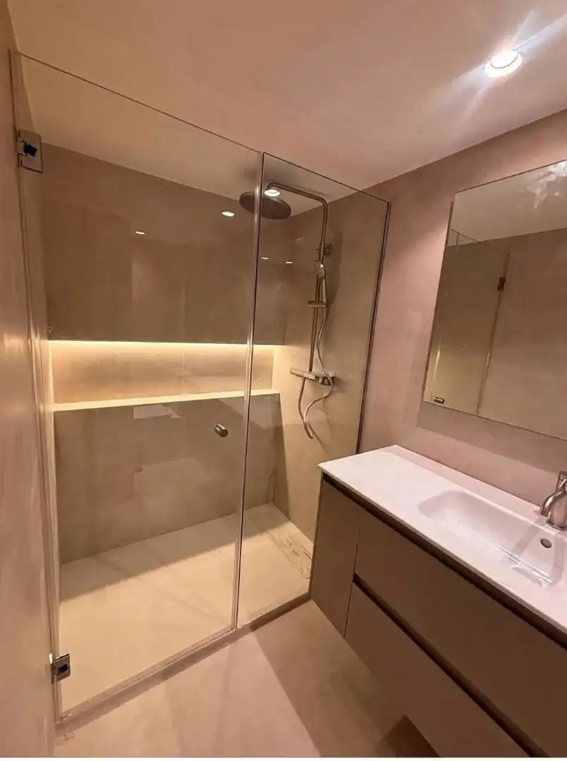 Badezimmer von Wohnung zur Miete in Madrid mit Klimaanlage und Abstellraum