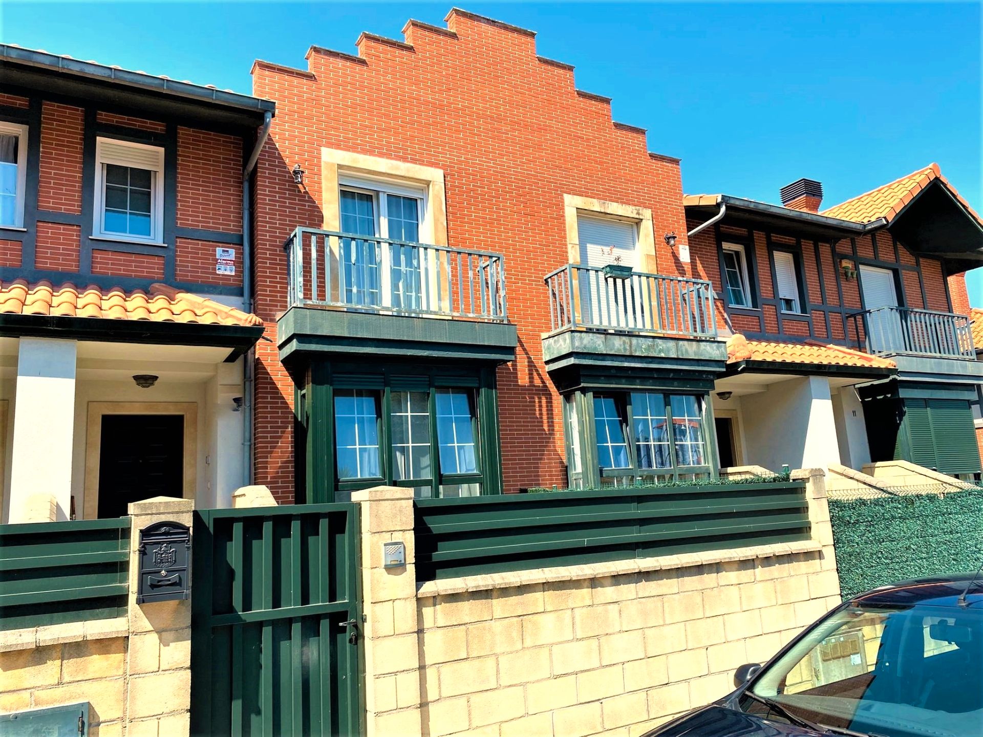 Vista exterior de Casa adosada en venta en Castro-Urdiales con Calefacción, Jardín privado y Parquet