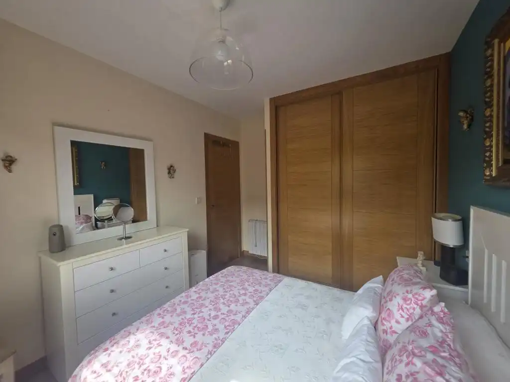 Dormitori de Apartament en venda en Boiro amb Calefacció, Parquet i Traster