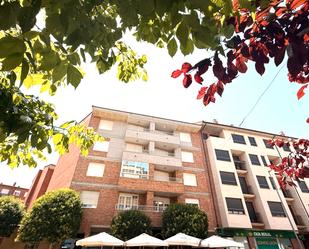 Vista exterior de Apartament en venda en Valencia de Don Juan amb Calefacció, Parquet i Terrassa