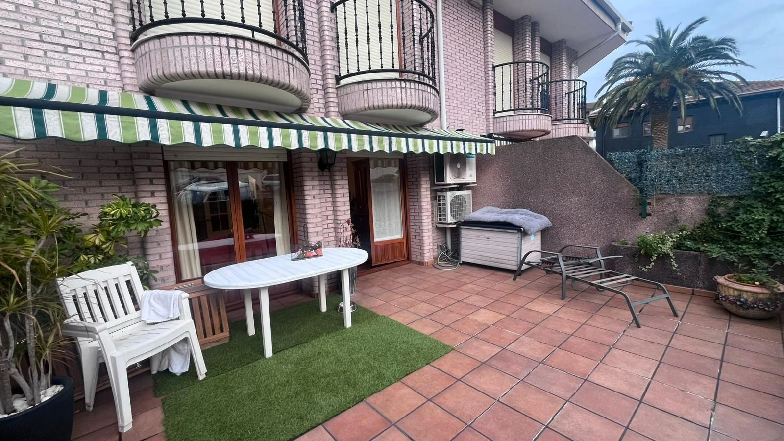 Terrassa de Casa adosada en venda en Valle de Trápaga-Trapagaran amb Aire condicionat, Calefacció i Jardí privat