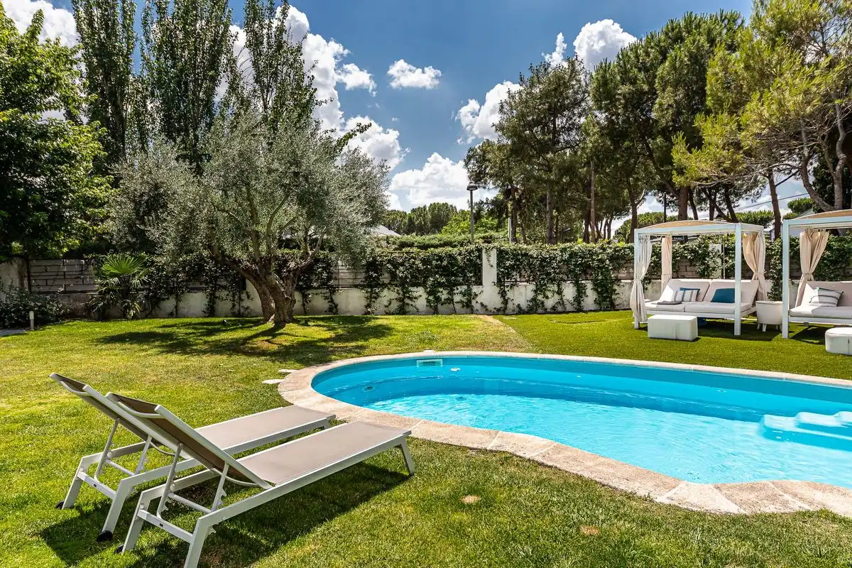 Garten von Einfamilien-Reihenhaus zum Verkauf in Boadilla del Monte mit Klimaanlage, Heizung und Privatgarten