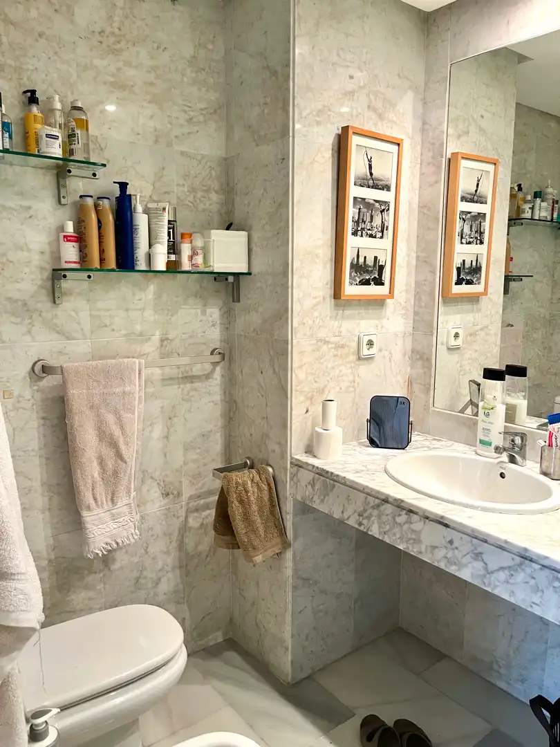 Baño de Piso de alquiler en Marbella con Aire acondicionado, Calefacción y Parquet
