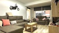 Sala d'estar de Pis en venda en Sant Boi de Llobregat amb Aire condicionat, Calefacció i Parquet