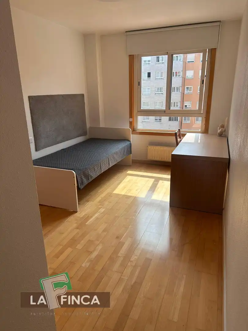 Dormitori de Pis en venda en Oviedo  amb Calefacció, Parquet i Traster