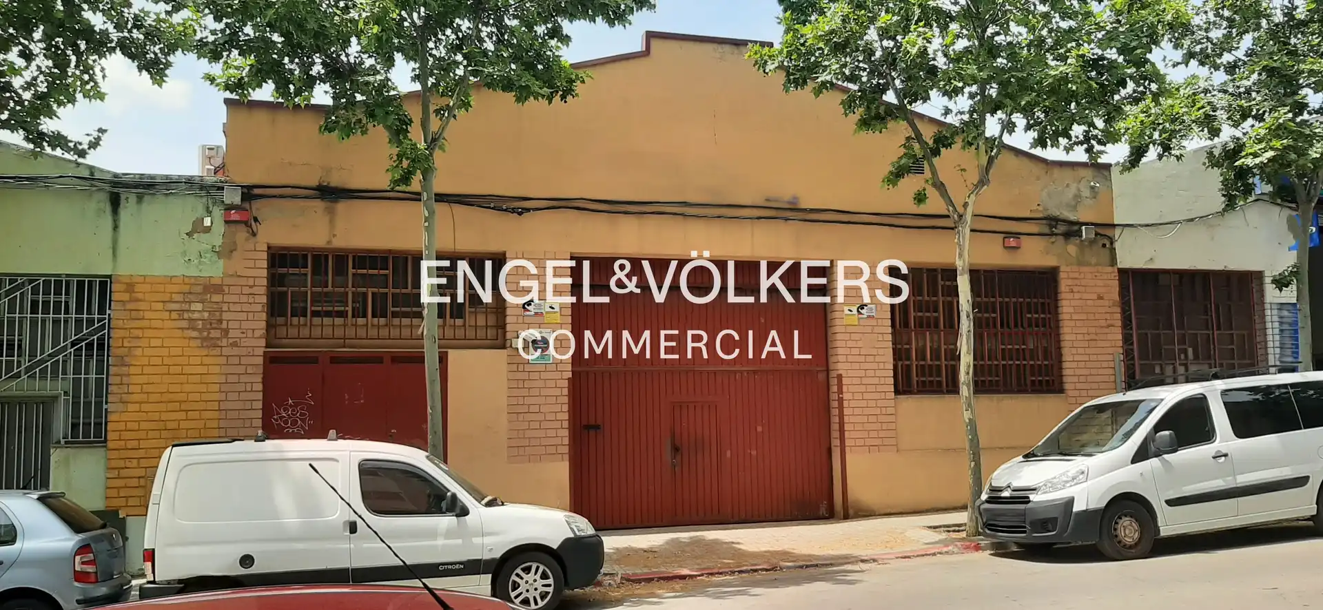 Vista exterior de Nau industrial en venda en Sabadell