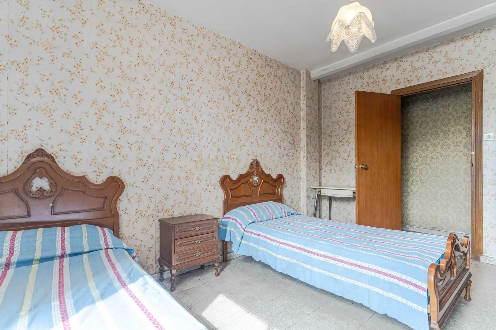 Dormitori de Apartament en venda en Granada amb Balcó