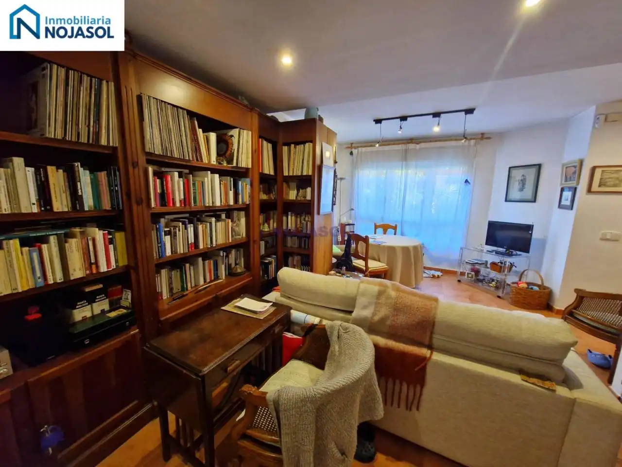 Sala d'estar de Casa adosada en venda en Escalante amb Calefacció, Jardí privat i Parquet