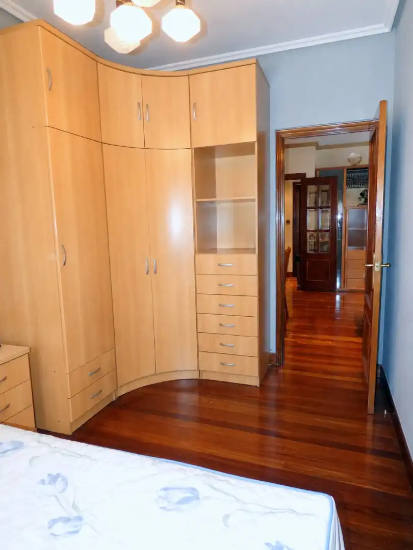 Dormitori de Pis en venda en Bilbao  amb Calefacció, Parquet i Moblat