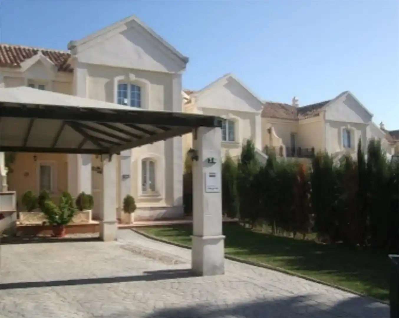 Vista exterior de Casa o xalet en venda en La Alcaidesa amb Balcó