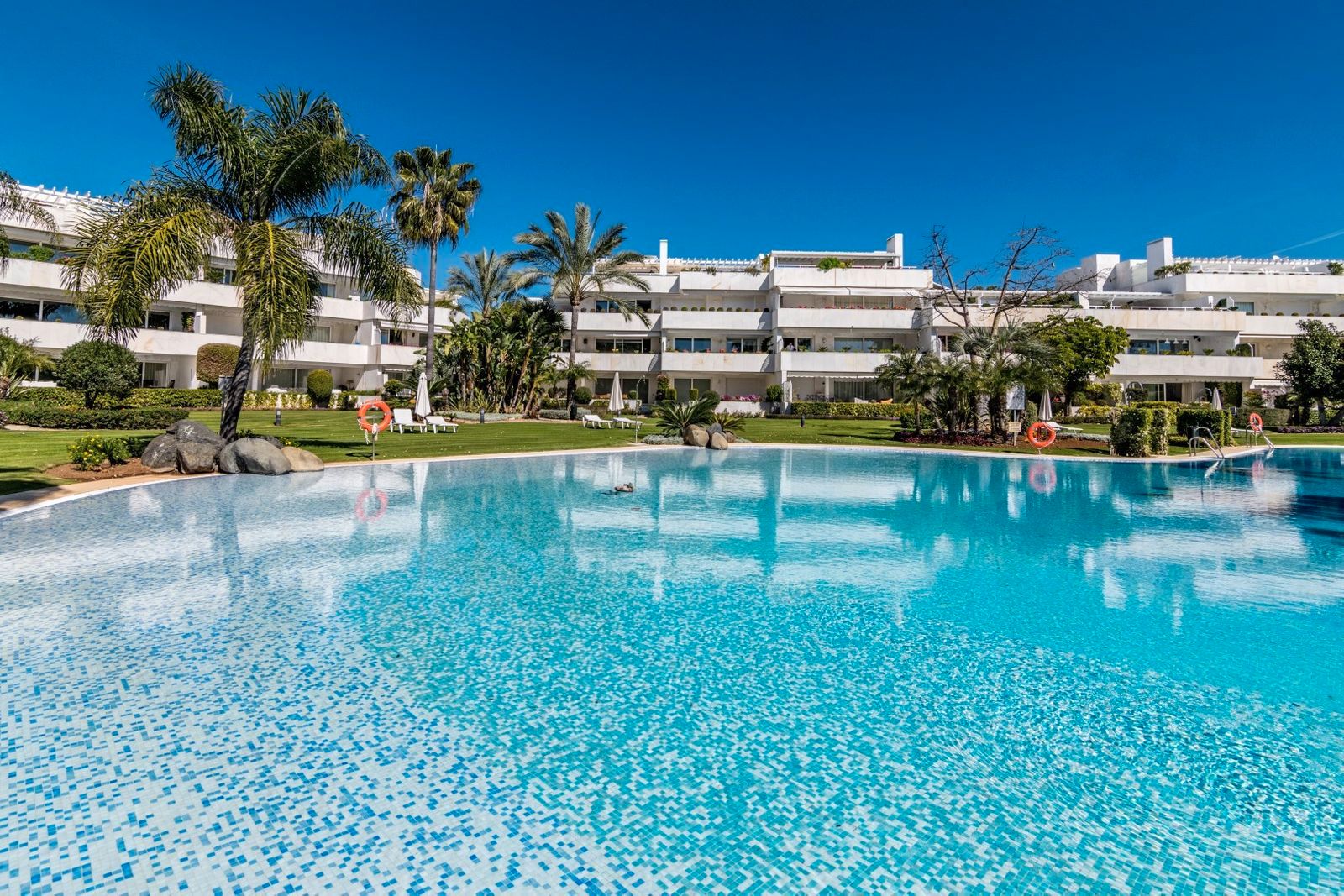 Piscina de Pis en venda en Marbella amb Aire condicionat, Terrassa i Moblat