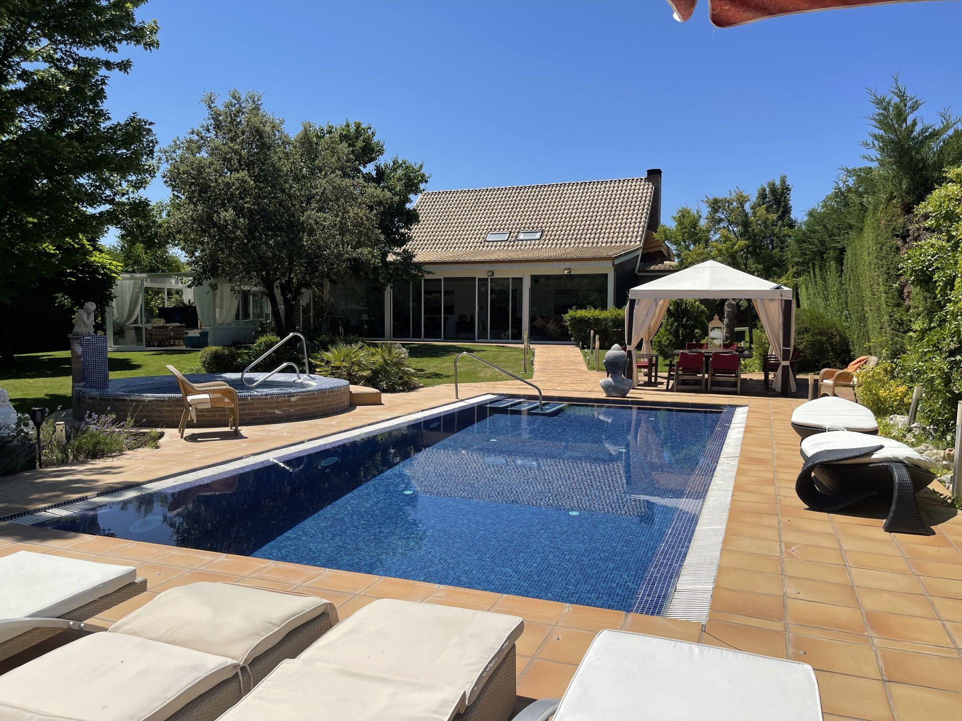 Piscina de Casa o xalet en venda en Boadilla del Monte amb Aire condicionat, Jardí privat i Traster