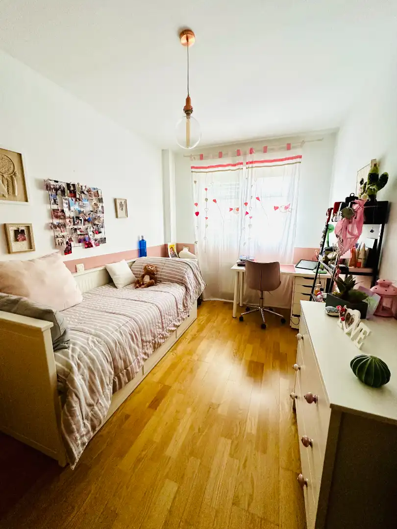 Habitación de Casa adosada en venta en Parla con Aire acondicionado, Calefacción y Jardín privado