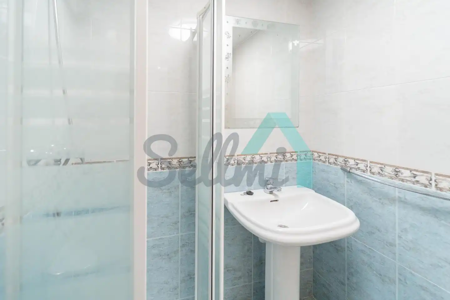 Bathroom of Flat for rent in Oviedo   with Heating, Parquet flooring and Storage room