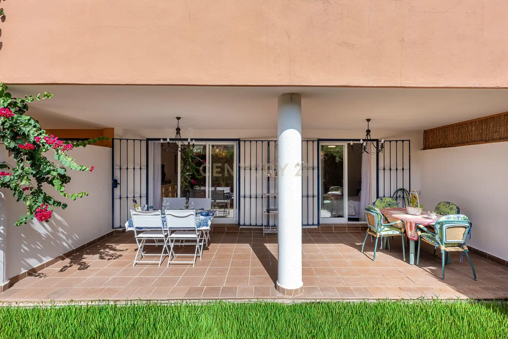 Terrassa de Pis de lloguer en Marbella amb Aire condicionat, Jardí privat i Piscina comunitària