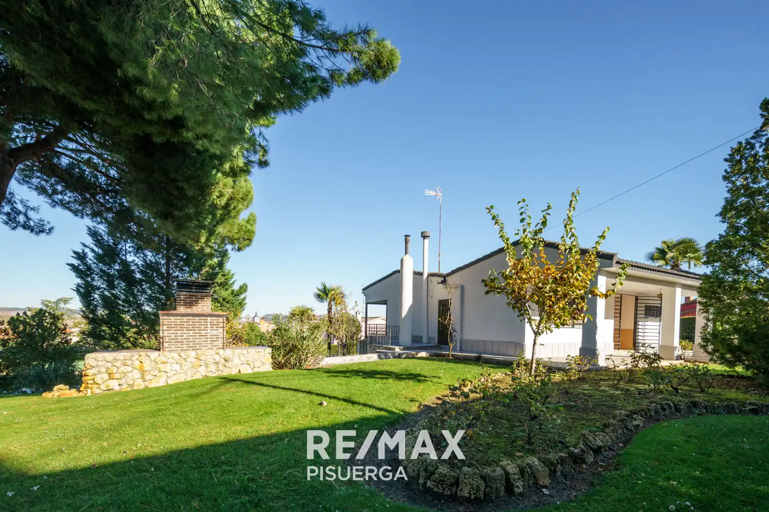 Vista exterior de Casa o xalet en venda en Tudela de Duero amb Calefacció, Jardí privat i Terrassa