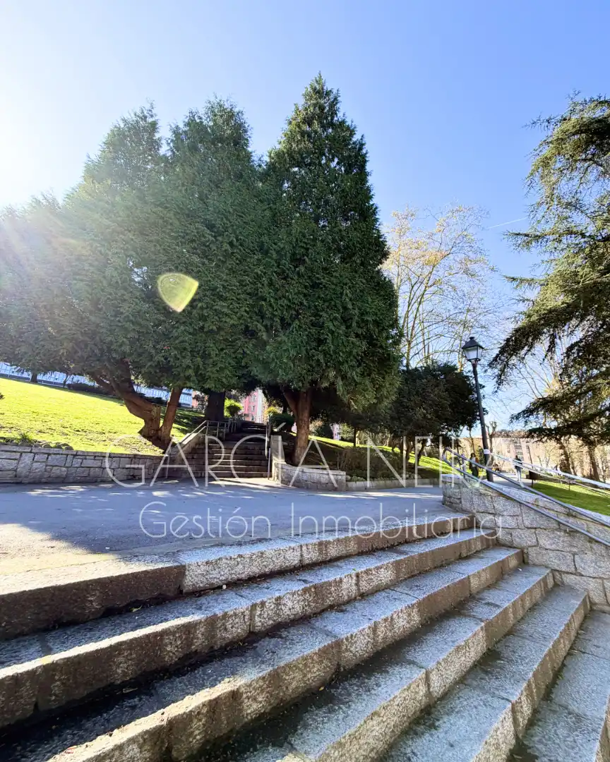 Vista exterior de Piso en venta en Oviedo  con Calefacción y Amueblado